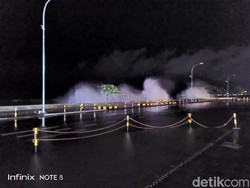 Kawasan Megamas Manado Diterjang Gelombang Pasang, Warga Diimbau Waspada