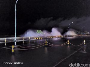 Kawasan Megamas Manado Diterjang Gelombang Pasang, Warga Diimbau Waspada Kawasan Megamas Manado Diterjang Gelombang Pasang, Warga Diimbau Waspada