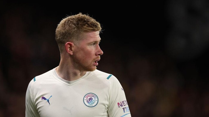 WATFORD, ENGLAND - DECEMBER 04: Kevin De Bruyne of Manchester City in action during the Premier League match between Watford  and  Manchester City at Vicarage Road on December 04, 2021 in Watford, England. (Photo by Richard Heathcote/Getty Images)