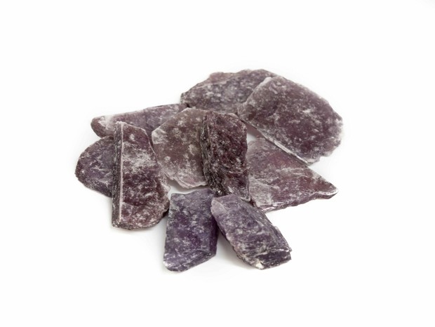 Lepidolite melindungi zodiak Sagitarius dari hambatan yang sulit membuatnya fokus.