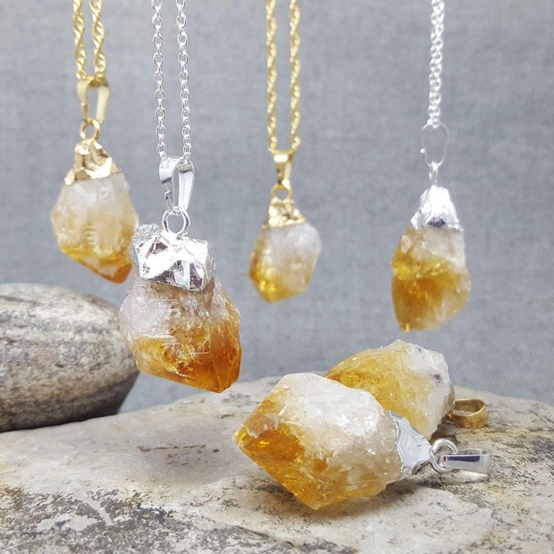 Citrine melindungi zodiak Sagitarius dari permasalahan sosial yang kurang baik.