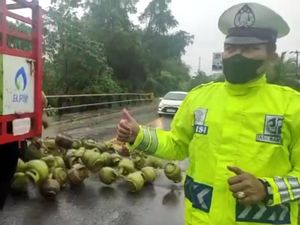 Lapor Jalan Rusak, Polisi Ini Kaget Elpiji 3 kg Berjatuhan dari Truk