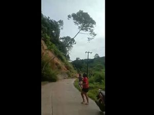 Detik-detik Longsor Putus Akses Jalan Mamasa-Polewali Sulbar