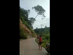 Detik-detik Longsor Putus Akses Jalan Mamasa-Polewali Sulbar