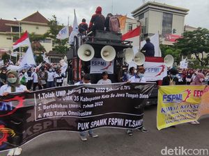 Buruh Minta Ganjar Revisi UMK 2022, Ancam Tuntut ke PTUN