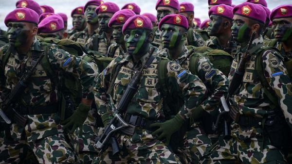 Melihat Proses Pembaretan Prajurit Marinir