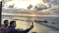 Menikmati Senja di Cafe Tebing Kupang
