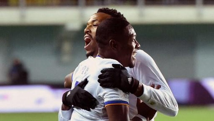 Real Madrids Austrian defender David Alaba celebrates with Real Madrids Brazilian defender Eder Militao after scoring the opening goal during the UEFA Champions League football match between Sheriff and Real Madrid at Sheriff Stadium in Tiraspol on November 24, 2021. (Photo by Sergei GAPON / AFP)