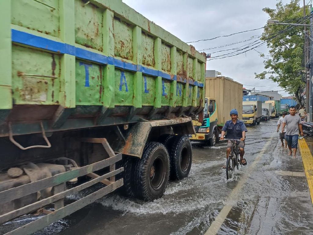 Mobil Mogok Saat Banjir Rob, Jalan di Kawasan Sunda Kelapa Macet