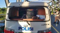 Potret 4 Mobil Rusak-7 Polisi Luka Saat Tangkap Pembakar Kantor Desa Maluku