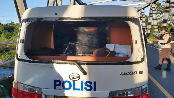 Potret 4 Mobil Rusak-7 Polisi Luka Saat Tangkap Pembakar Kantor Desa Maluku