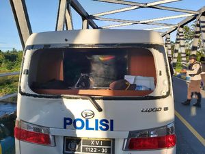 Potret 4 Mobil Rusak-7 Polisi Luka Saat Tangkap Pembakar Kantor Desa Maluku