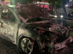 Mobil Hangus Terbakar di Tol Slipi Arah Grogol, Tak Ada korban Jiwa!