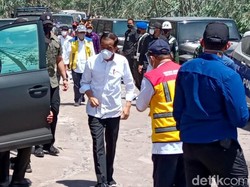 Momen Jokowi Tinjau Lokasi Terdampak Erupsi Semeru