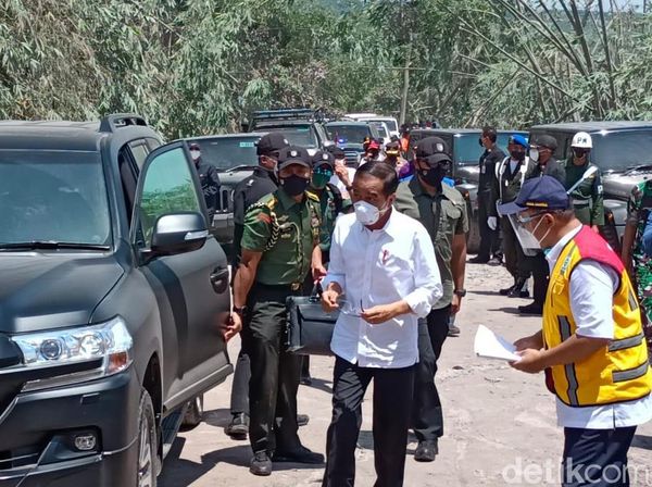 Momen Jokowi Tinjau Lokasi Terdampak Erupsi Gunung Semeru