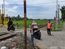 Viral Pak Yit Selamatkan Nyawa Pemotor, Perlintasan yang Dijaga Sering Ada Laka