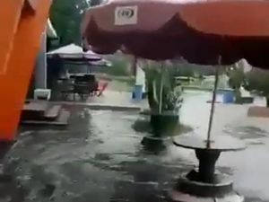 Pantai Ancol Sempat Dilanda Banjir Rob, Pengelola Ungkap Penyebab Pantai Ancol Sempat Dilanda Banjir Rob, Pengelola Ungkap Penyebab