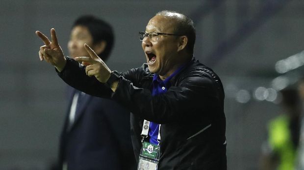 Vietnam's head coach Park hang-Seo gives instructions from the side line during the AFC Asian Cup quarterfinal soccer match between Japan and Vietnam at Al Maktoum Stadium in Dubai, United Arab Emirates, Thursday, Jan. 24, 2019. (AP Photo/Hassan Ammar)