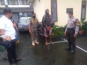 Diduga Depresi, Bule Belanda Ngamuk Pecahkan Kaca Minimarket di Bali