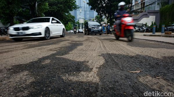 Pelan-pelan, Jalan Senopati Jaksel Bergelombang Dampak Perbaikan Jalan