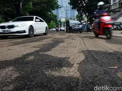 Pelan-pelan, Jalan Senopati Jaksel Bergelombang Dampak Perbaikan Jalan