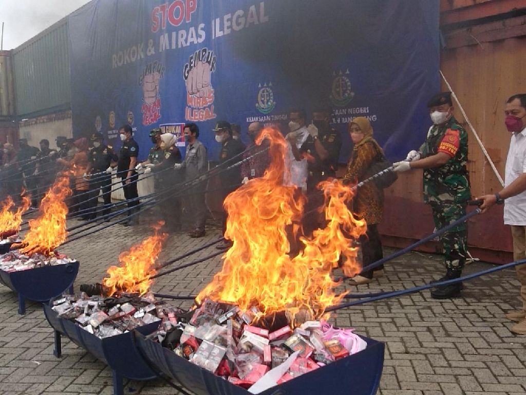 Rokok-Miras Ilegal Senilai Rp 14 Miliar Dimusnahkan di Cilegon Rokok-Miras Ilegal Senilai Rp 14 Miliar Dimusnahkan di Cilegon