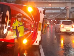 Penampakan Bus Terbalik, Lalin Tol Dalam Kota Arah Tomang Macet!