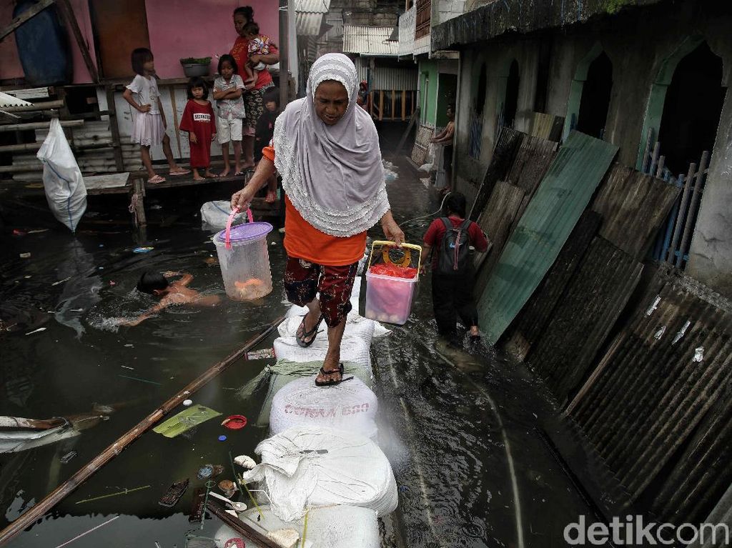 Kisah Warga yang Hidup di Tengah Banjir Rob Jakarta Utara