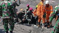 Prajurit Marinir Bantu Evakuasi Korban Erupsi Semeru