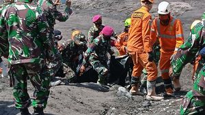 Prajurit Marinir Bantu Evakuasi Korban Erupsi Semeru