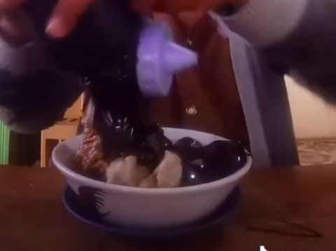 Pria Makan Bakso Ketumpahan Kecap Sebotol, Videonya Ditonton 26 Juta Kali