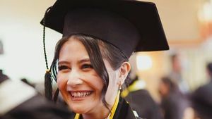 7 Potret Cantik Prilly Latuconsina Wisuda, Lulus dengan Gelar Best of The Best