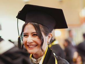 11 Artis Berprestasi yang Lulus Kuliah dengan Predikat Cumlaude, Bisa Tebak? 11 Artis Berprestasi yang Lulus Kuliah dengan Predikat Cumlaude, Bisa Tebak?