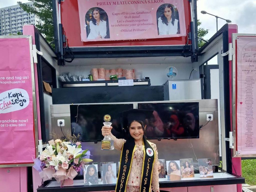 Jadi Lulusan Terbaik, Prilly Latuconsina Dikirimi Food Truck oleh Fans