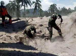 Pencarian Korban Terkendala Pasir Erupsi Semeru yang Masih Panas