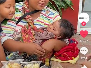 Punya 13 Anak, Ibu Penjual Keripik Ini Terharu Diajak Makan di Restoran
