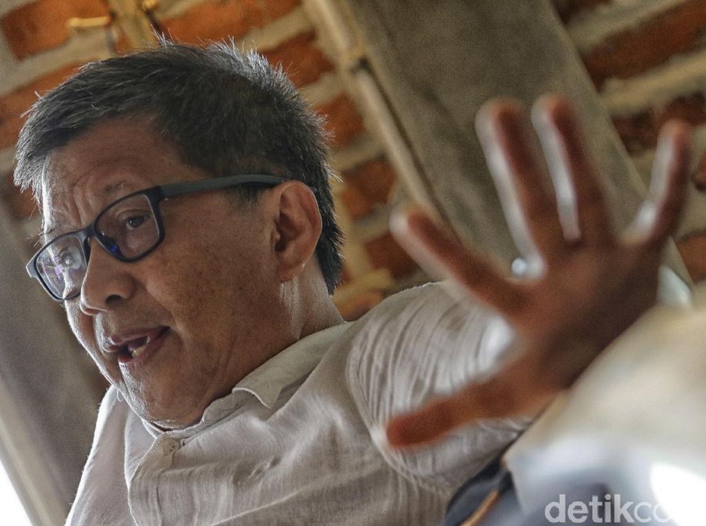 Rocky Gerung Bahas Reshuffle: Padahal Orang Ingin Luhut Diganti Rocky Gerung Bahas Reshuffle: Padahal Orang Ingin Luhut Diganti