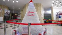 Tahu Nggak, Ada Pohon Natal dari Botol Vaksin COVID-19 di Rumania