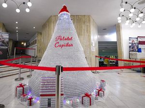 Tahu Nggak, Ada Pohon Natal dari Botol Vaksin COVID-19 di Rumania Tahu Nggak, Ada Pohon Natal dari Botol Vaksin COVID-19 di Rumania