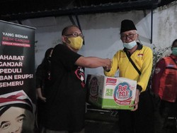 Sahabat Ganjar Beri Makanan hingga Pakaian ke Korban Erupsi Semeru