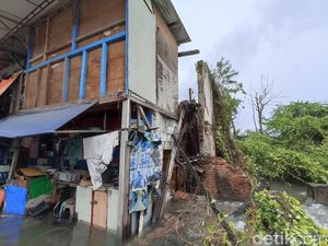 Kena Banjir Rob, Tembok Rumah Warga di Jalan Krapu Jakut Roboh