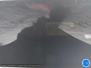 Semeru Sempat Erupsi Dini Hari, Kolom Abu Setinggi 1 Km