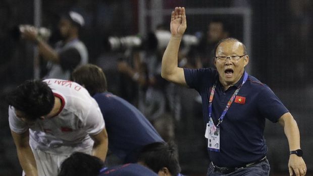 Park hang-Seo Vietnam head coach Seo Hang Park, right, reacts during the men's final soccer match against Indonesia at the 30th South East Asian Games in Manila, Philippines on Tuesday Dec. 10, 2019. (AP Photo/Aaron Favila)