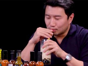 Doyan Boba, Simu Liu Shang-Chi Pilih Minum Boba Usai Makan Pedas Doyan Boba, Simu Liu Shang-Chi Pilih Minum Boba Usai Makan Pedas
