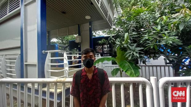 Suara Arus Bawah TransJakarta Putra, Warga Kebon Jeruk, saat berada di Halte TransJakarta Ragunan.