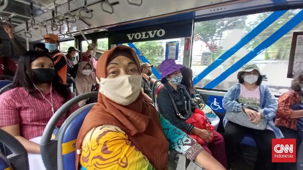 Suara Arus Bawah TransJakarta Suparmi, pedagang keliling di sekitar Jakarta Pusat.