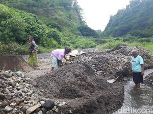 Melihat 3 Nenek di Boyolali Menambang Pasir Sungai Berhulu Merapi Melihat 3 Nenek di Boyolali Menambang Pasir Sungai Berhulu Merapi