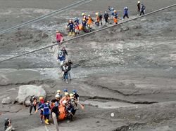 Relawan Erupsi Semeru Saat Ini Butuh Banget Bantuan Sepatu Boot