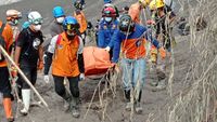 Tim SAR Evakuasi Korban Meninggal Erupsi Semeru