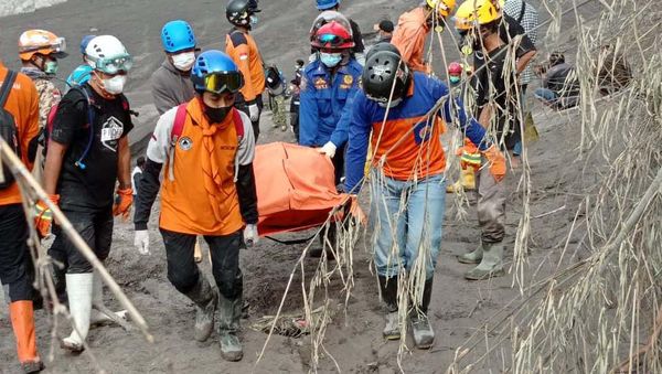 Tim SAR Evakuasi Korban Meninggal Erupsi Semeru